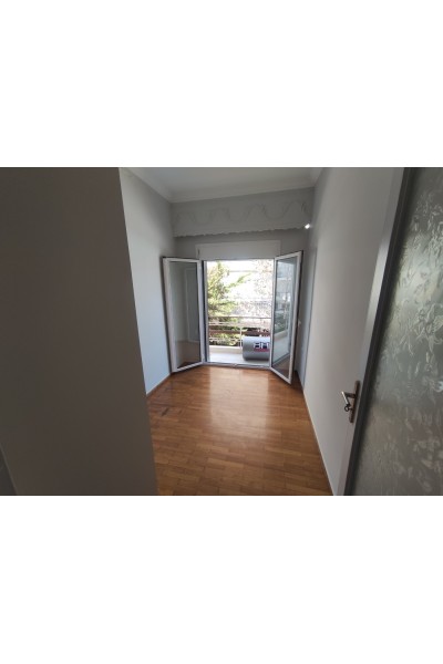 Οροφοδιαμέρισμα 90m² και δωμάτιο ταράτσας ιδιόκτητο